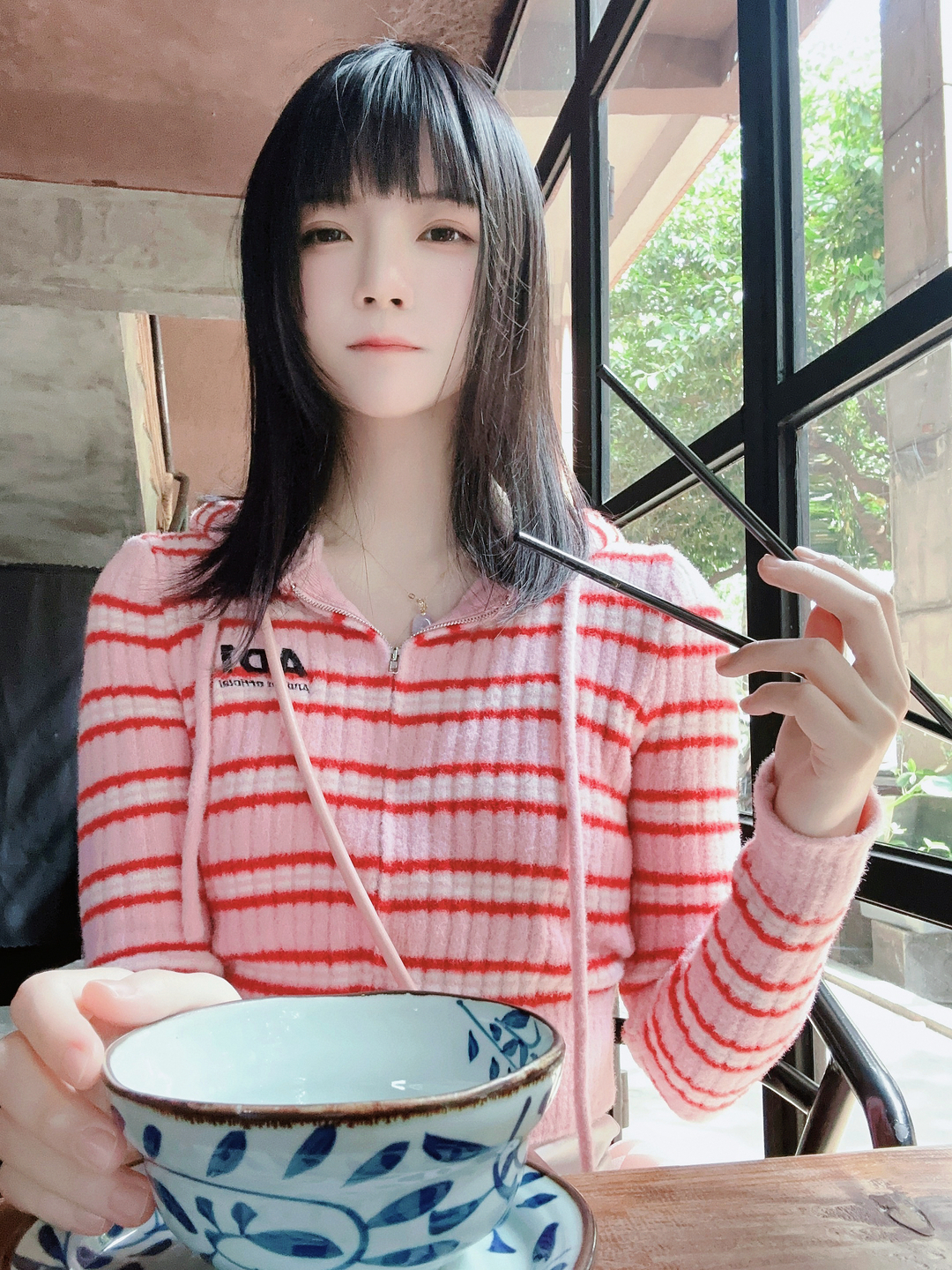 图片[1]-桜桃喵的《条纹毛衣》系列,看网红穿搭秘诀,带你走进她的甜美世界！-爱看兔