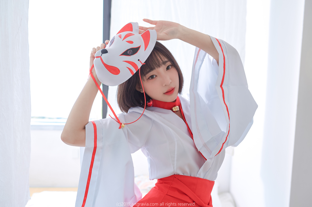 姜仁卿《ARTGRAVIA_VOL116》自拍，红白搭配，时尚与可爱的交融！-爱看兔