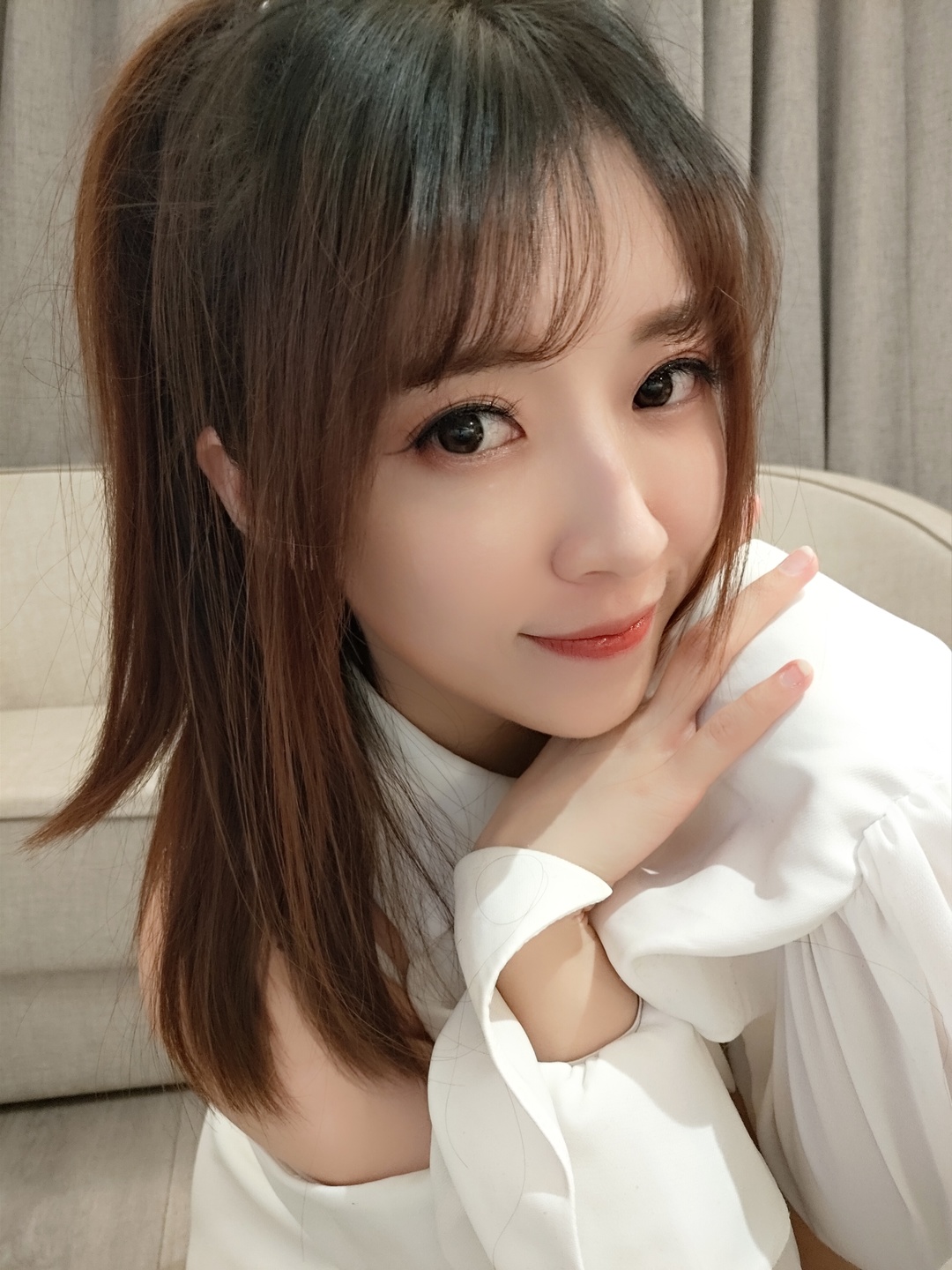 图片[6]-小女巫露娜《条纹提花白衬衣》的时尚穿搭，完美展现清纯魅力-爱看兔