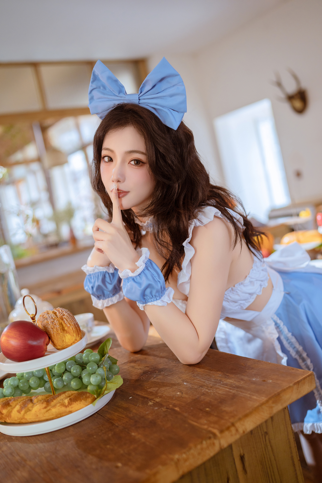 图片[4]-自然光与美食环绕：桃良阿宅《女仆的小憩》营造的理想午后-爱看兔