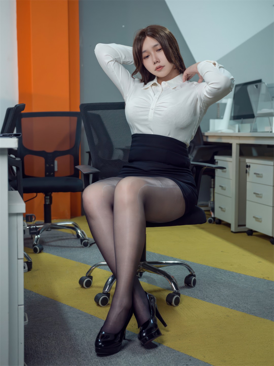 图片[4]-麻花酱《白衬衫姐姐》：职场风自拍凸显女性时尚之美-爱看兔