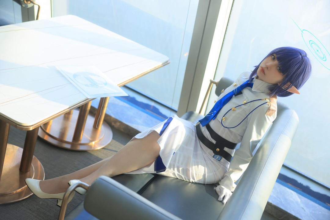 《阳葵》中的 G44 不会受伤：身着制服的时尚女神风采-爱看兔